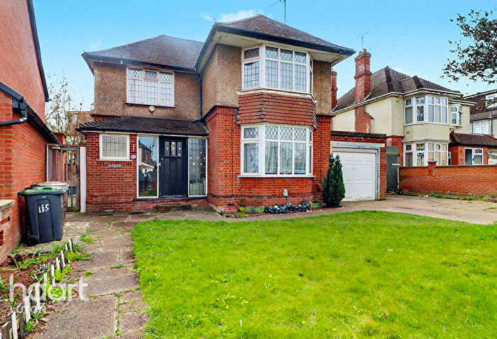 3 Bedroom Detached House For Sale In Montrose Avenue, Luton, LU3