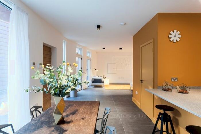 3 Bedroom Mews House To Rent In Beadnell Road, London, SE23