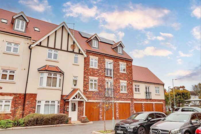 1 Bedroom Flat For Sale In Albany Court, Leigh-On-Sea, SS9