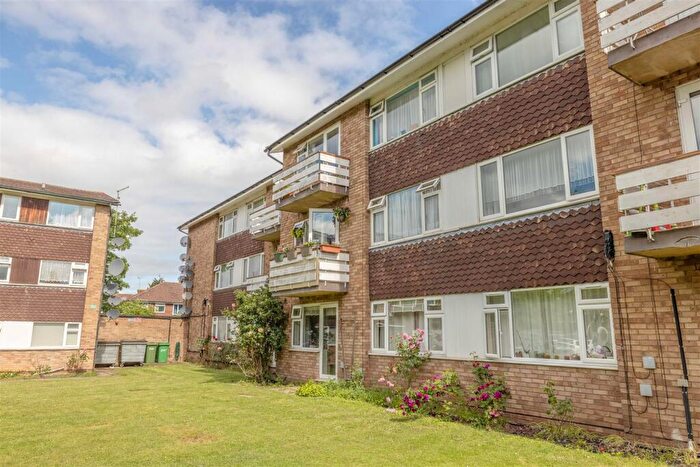 2 Bedroom Apartment For Sale In Laburnum Grove, Langley, SL3