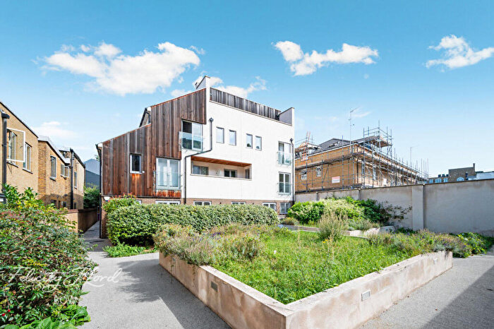 2 Bedroom Apartment For Sale In Mile End Road, London, E1