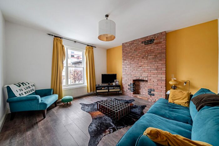 2 Bedroom Flat For Sale In Cambridge Grove, Hammersmith, London, W6
