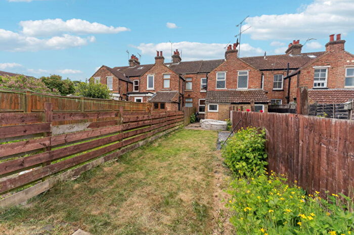 2 Bedroom Terraced House For Sale In Cross Street North, Dunstable, LU6