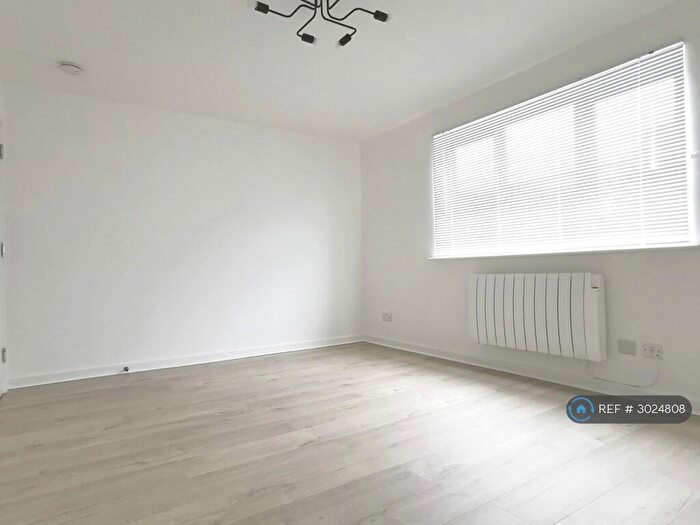 1 Bedroom Flat To Rent In Tullis Street, Glasgow, G40