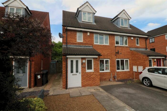 3 Bedroom Semi-Detached House To Rent In Kingfisher DriveWombwellBarnsley, S73