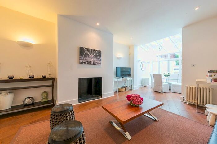 2 Bedroom Flat To Rent In Cromwell Crescent, Kensigton, London, SW5