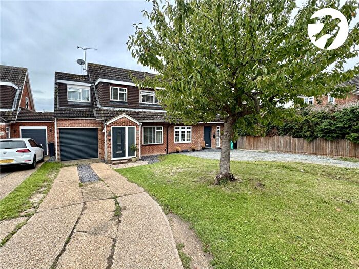 4 Bedroom Semi-Detached House For Sale In Claremont Road, Hextable, Kent, BR8