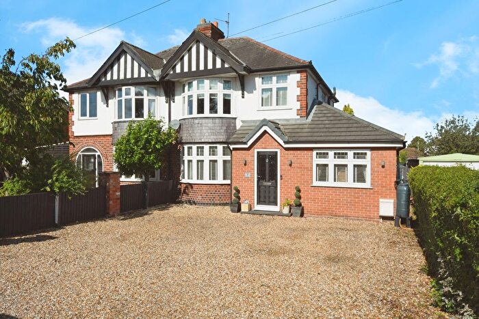 4 Bedroom Semi-detached House For Sale In Lincoln Road, Newark, Nottinghamshire, NG24