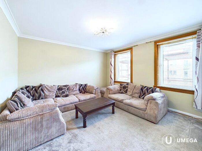 3 Bedroom Flat To Rent In Crewe Road North, Crewe Toll, Edinburgh, EH5