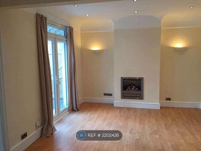 3 Bedroom Flat To Rent In Top Beatrice Avenue, London, SW16