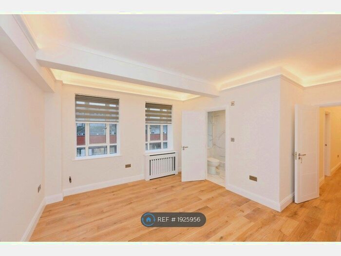 2 Bedroom Flat To Rent In Paramount Court, London, WC1E