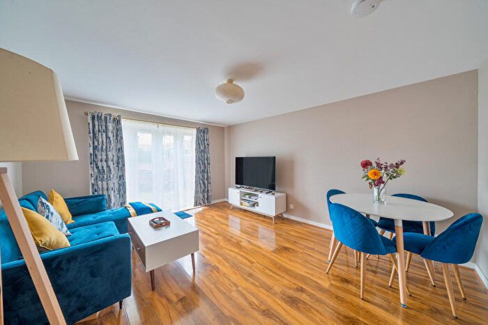 1 Bedroom Apartment For Sale In Sherwood Gardens, London, SE16