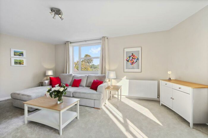 2 Bedroom Flat To Rent In Heathside, Weybridge, KT13