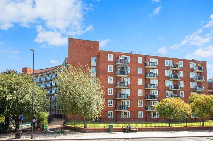4 Bedroom Flat To Rent In Cassell House, Stockwell, London, SW9