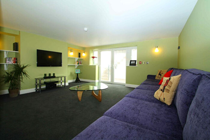 6 Bedroom House To Rent In Buckingham Mount, Leeds, LS6