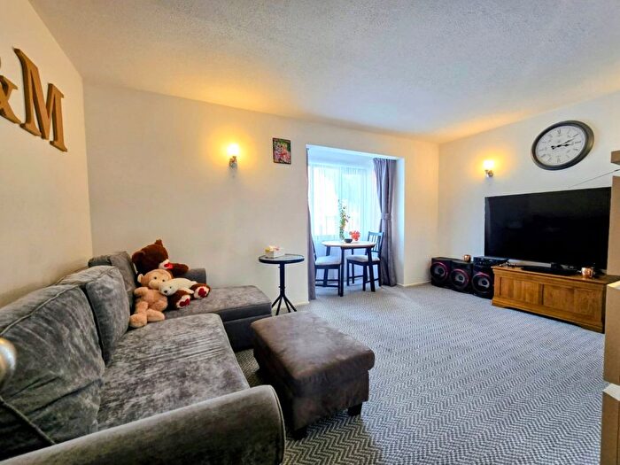 1 Bedroom Flat For Sale In Pikestone Close, Hayes, Greater London, UB4