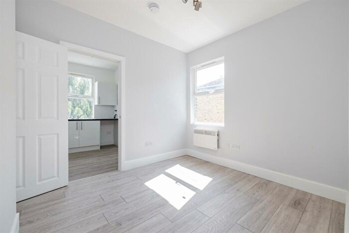 Flat To Rent In Third Avenue, London, E17