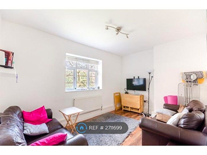 4 Bedroom Flat To Rent In Nash House, London, SW4