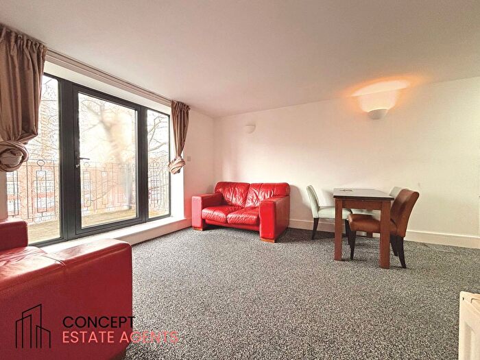 3 Bedroom Flat To Rent In Clapham Road, SW9