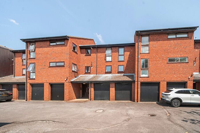 2 Bedroom Flat For Sale In Claremont, Shepperton, TW17