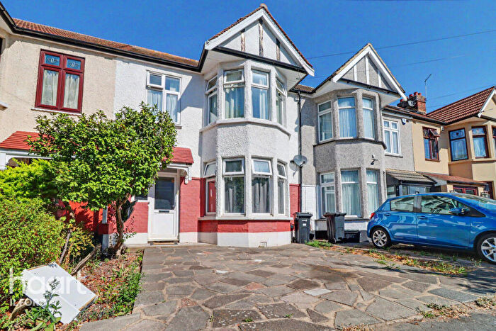 3 Bedroom Terraced House To Rent In Glenwood Gardens, Ilford, IG2