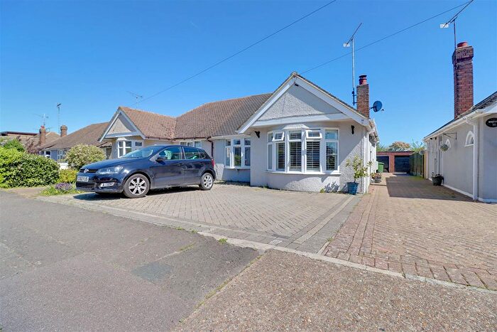 2 Bedroom Semi Detached Bungalow For Sale In Lilac Avenue, Wickford, SS12