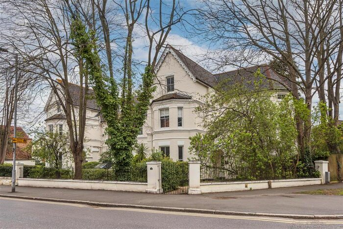 2 Bedroom Flat To Rent In Ravens Ait Hall, Surbiton, KT6