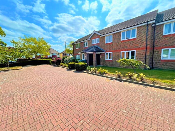 2 Bedroom Apartment For Sale In Yeend Close, West Molesey, KT8