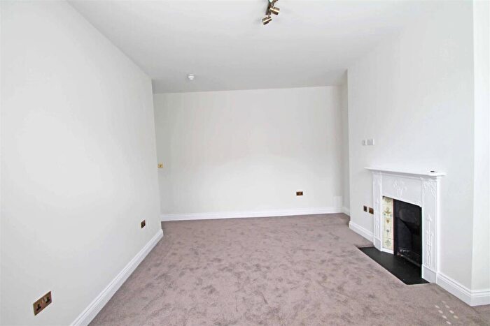 3 Bedroom Flat To Rent In Lansdowne Place, Hove, BN3