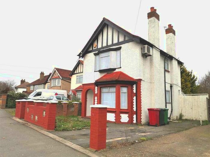 3 Bedroom Detached House To Rent In Farnham Road, Slough SL2