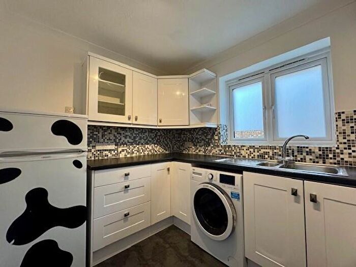 2 Bedroom Flat To Rent In Balmoral Court, The Avenue, Beckenham, BR3