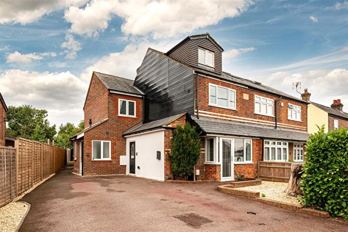 3 Bedroom Flat For Sale In Earl Howe Road, Holmer Green, HP15