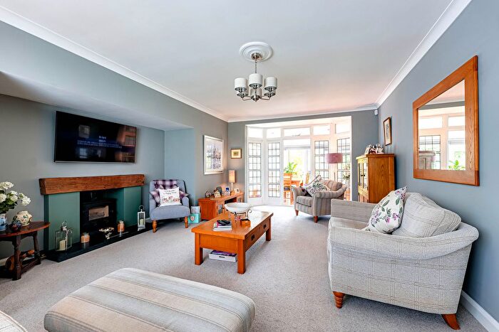 2 Bedroom Detached Bungalow For Sale In Oak Road, Rochford, SS4