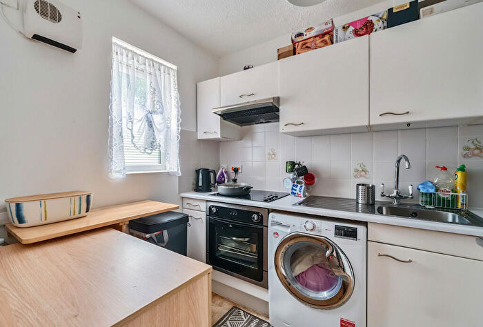 1 Bedroom Apartment For Sale In Kingston Gardens, Beddington, CR0