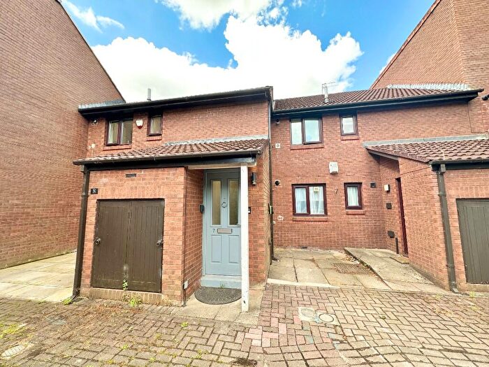 2 Bedroom Maisonette To Rent In Planetree Walk, Brooklands, Sale, Greater Manchester, M23