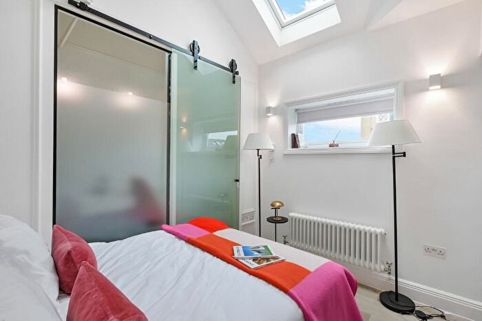 Studio To Rent In Haydon Way, London, SW11