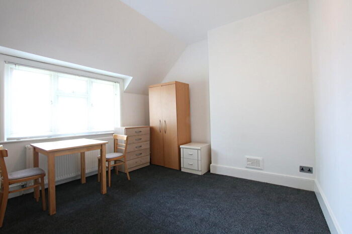 Studio To Rent In Park Avenue, Willesden Green, London, NW2