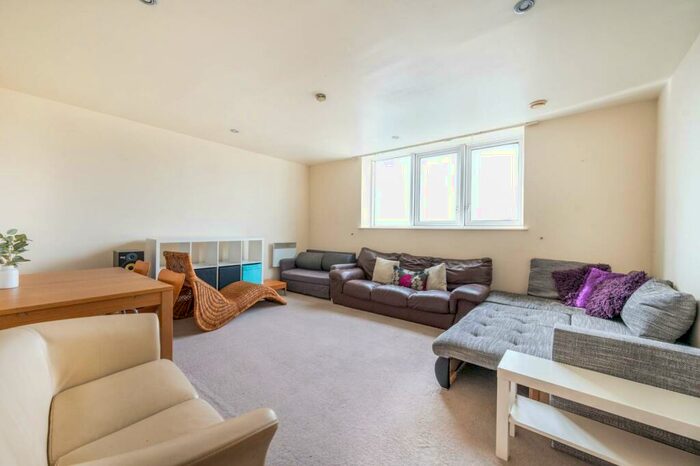 2 Bedroom Flat To Rent In Quadrangle House, Stratford, London, E15