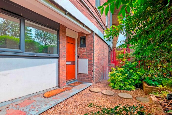 3 Bedroom Maisonette To Rent In Old Farm Road, London, N2