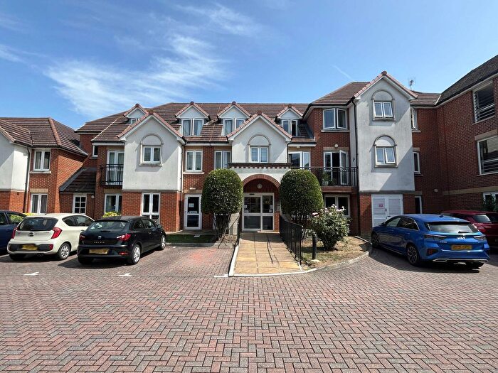 1 Bedroom Flat For Sale In Flat, Mead Court, Station Road, Addlestone, Surrey, KT15