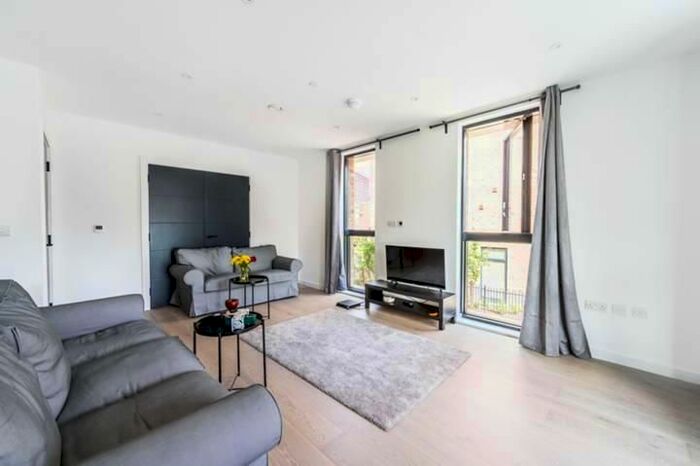 3 Bedroom Flat To Rent In Kilburn Park Road, London, NW6