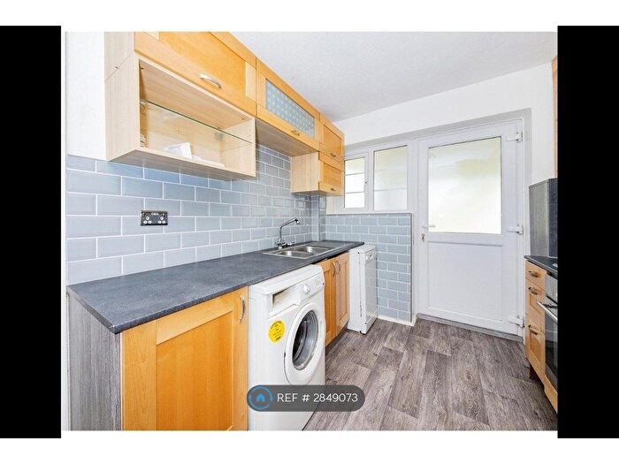 2 Bedroom Flat To Rent In Amblecote Road, London, SE12