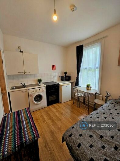 Studio To Rent In Birstall Road, London, N15