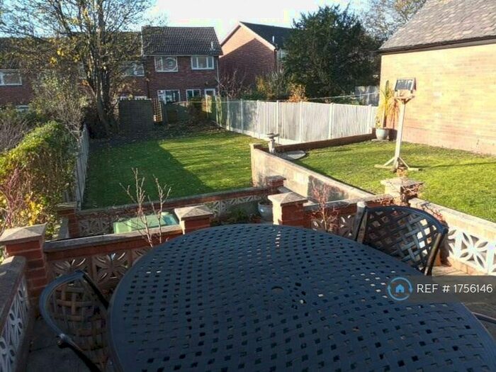 3 Bedroom Semi-Detached House To Rent In Oakwood Lane, Leeds, LS8