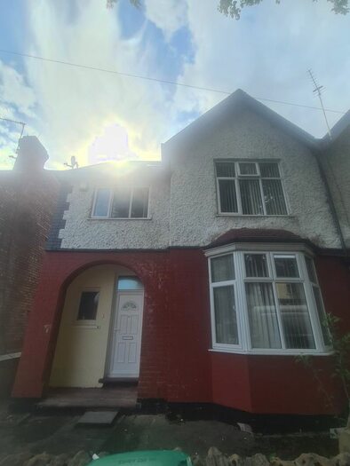 8 Bedroom Terraced House To Rent In Harlaxton Drive, Nottingham, NG7