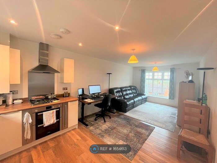 2 Bedroom Flat To Rent In Thomas House, Bristol, BS10