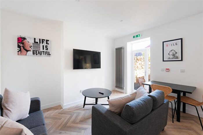 6 Bedroom House To Rent In Thicket Road, Bristol, BS16