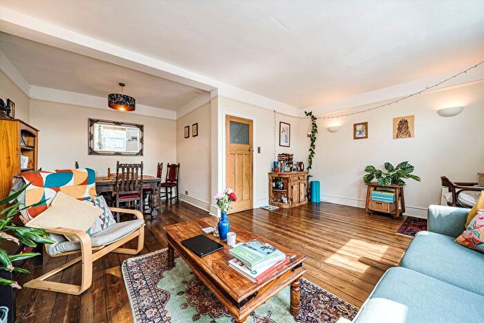 3 Bedroom Flat For Sale In Queens Road, Weybridge, KT13