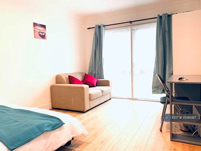2 Bedroom Flat To Rent In Peninsula Court, London, E14