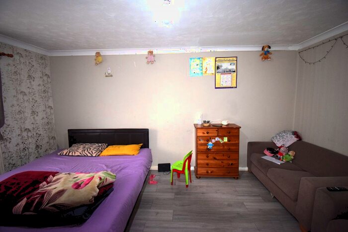 2 Bedroom Flat To Rent In East Road, Chadwell Heath, Romford, RM6
